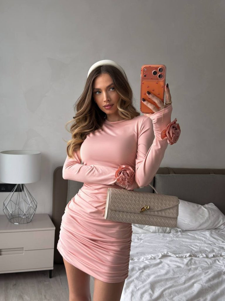 Елегантна жіноча сукня з драпіруванням та об'ємним квітковим декором на рукавах. Модель чорного або пудрового кольору з еластичної тканини, що ідеально підкреслює фігуру.